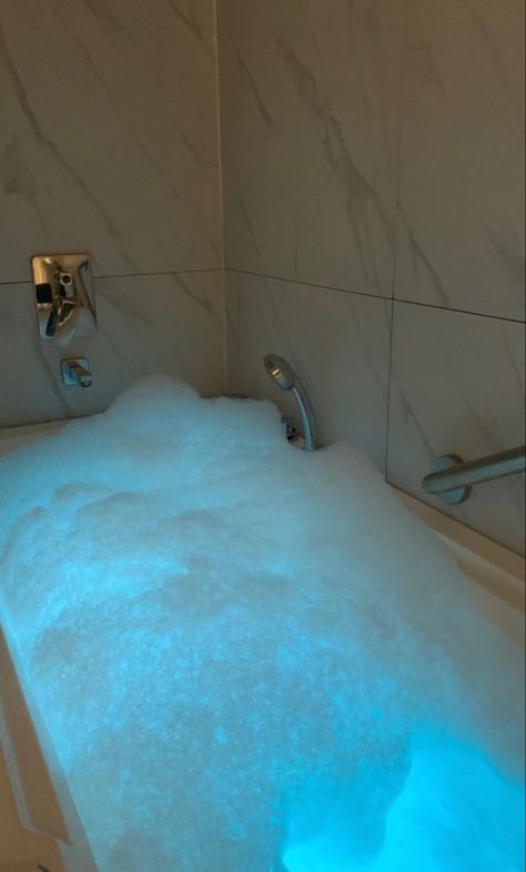 Aesthetic Baths Night, Blue Bath Aesthetic, Bath Snapchat, Bubble Bath Aesthetic, Shower Snapchat, Selfcare Aesthetic, Aesthetic Bath, Bath Aesthetic, Aesthetic Dream