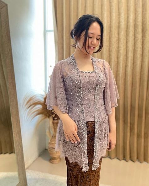 Kebaya Simple, Model Dress Kebaya, Kebaya Lace, Batik Dress Modern, Kebaya Modern Dress, Kebaya Brokat, Batik Kebaya, Kebaya Dress, Traditional Dresses Designs