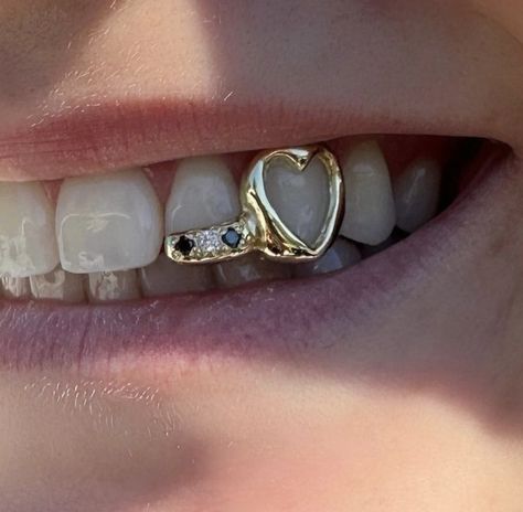 Grill Designs Teeth, Custom Grillz For Women, Top Grillz For Women, Gap Filler Grillz, Grill Teeth Female, Celebrity Grillz, Grillz For Gap Teeth, Two Teeth Grills Woman, Grillz With Letters