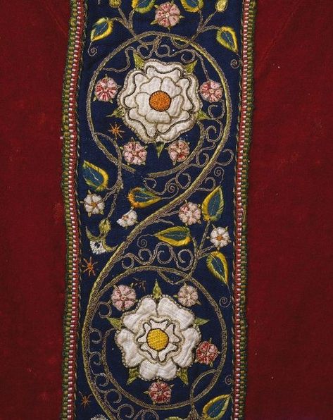 Medieval Pattern, Medieval Embroidery, Tudor Rose, Hand Embroidery Tutorial, Embroidery Flowers Pattern, Silk Ribbon Embroidery, Gold Work, Embroidery Ideas, Satin Stitch