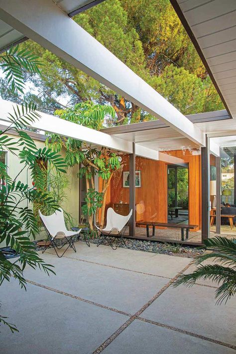 Mid Century Courtyard, Eichler Atrium, Mid Modern House, Mid Century Modern Exterior, California Architecture, Mid Century Exterior, Eichler Homes, Sun Loungers, Mid Modern