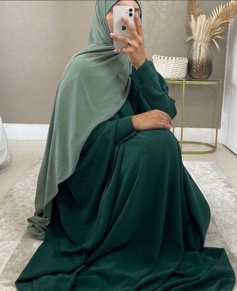 Somali Clothes, Jilbab Outfits, Green Hijab, Islamic Modest Fashion, Moroccan Clothing, Simple Hijab, Muslim Women Fashion, Hijabi Style, Abaya Designs