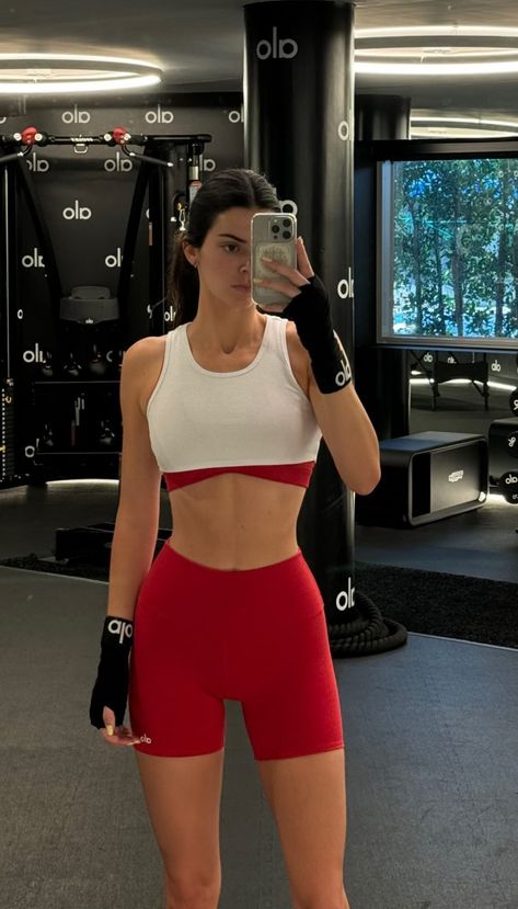 Kendall Jenner Corpo, Kendall Jenner Gym, Corpo Kendall Jenner, Kendall Jenner Outfits Street Styles, Kendall Jenner Workout, Pilates Style, Workout Closet, Gym Girlie, Kendall Jenner Body