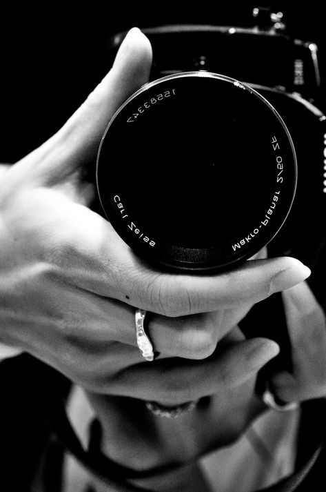 Fotocamere Vintage, Holding A Camera, Girls With Cameras, Robert Frank, Camera Obscura, Black And White Photograph, Foto Art, Photography Camera, Olivia Palermo