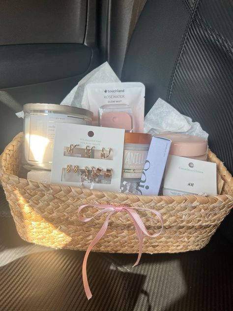 Aesthetic Christmas Gift Ideas For Best Friend, Birthday Gift Baskets For Best Friend Cute Ideas, Aesthetic Burr Basket, Aesthetic Birthday Basket, Cute Baskets For Girlfriend, 17 Birthday Present Ideas, Creative Gift For Best Friend, Gift Basket For Best Friend Birthday, Burr Basket Aesthetic