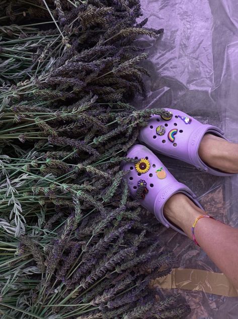 #crocs #purple #levanter Lavender Crocs Outfit, Crocs Outfit Aesthetic, Crocs Outfit, 2025 Vision, Outfit Aesthetic, Vision Board, Lavender, Sandals, Purple