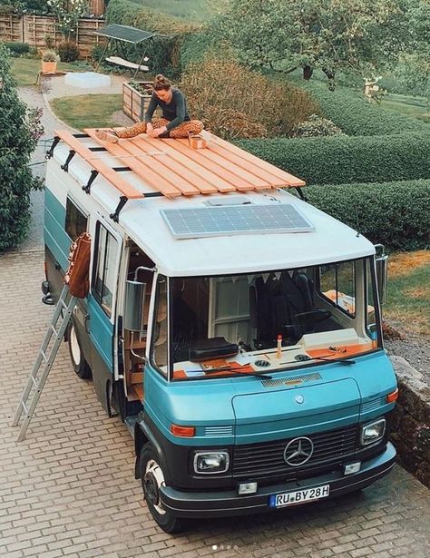 After a few sleepless nights figuring out the design and researching materials available in our area, we went and grabbed the parts and cracked into it. Here’s how to build a cheap roof rack / roof deck that will fit any vehicle with rain gutters. No welding required! Combi Hippie, Mercedes Camper Van, Mercedes Camper, Kombi Motorhome, Old Mercedes, Combi Volkswagen, Campervan Life, Build A Camper Van, Van Life Diy