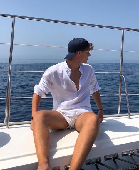 Old Money Men, Money Men, Beach Outfit Men, Beach Fits, Outfits Hombre, Boating Outfit, Italy Outfits, Cruise Outfits, Old Money Style