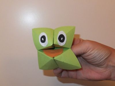 Eine Origami Idee: Frosch falten! Der kleine Frosch sitzt am Teich und... nein er quakt nicht. Was er macht erfahrt ihr hier. Alter: ab 4 Jahre Material: quadratisches grünes Blatt Papier Stift Schere Klebstoff weißes und rotes Papier Anleitung: Oh, du mein kleiner Frosch... Wir falten zunächst unser grünes Blatt:    Das quadratische Blatt wird… Frogs For Kids, Origami Frog, Origami Butterfly, Origami Flowers, Halloween Crafts For Kids, Origami Tutorial, Creature Feature, Origami Art, Origami Easy