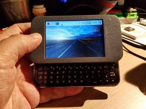 Pi Zero Portable Terminal Cool Raspberry Pi Projects, Electrical Engineering Projects, Pi Computer, Raspberry Pi Computer, Portable Pc, Raspberry Pi Zero, Computer Gadgets, Computer Projects, Diy Tech