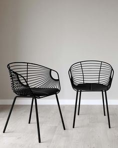 Black Wire Chair, Metal Chairs Design Modern, Black Modern Dining Chairs, Metal Chair Design, Modern Black Dining Chairs, Metal Outdoor Chair, Metal Frame Table, Outdoor Chairs Design, White Metal Chairs