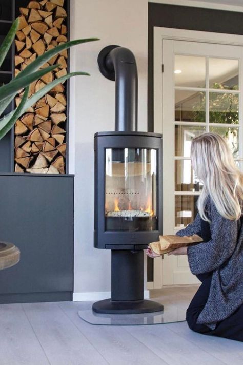 Black wood burning stove Jøtul F 373 Advance with firewood storage in the wall. Modern Wood Stove, Wood Stove Modern, Modern Woodburner, Modern Wood House, Small Wood Burning Stove, Wood Burner Fireplace, Wood Burning Stoves Living Room, Wood Heat, Mobile Home Living