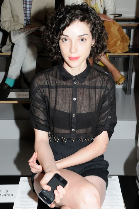 St Vincent Annie Clark, Embrace Messy Hair, Annie Clark, Fancy Fits, Saint Vincent, St Vincent, Famous Women, Classy And Fabulous, Messy Hairstyles