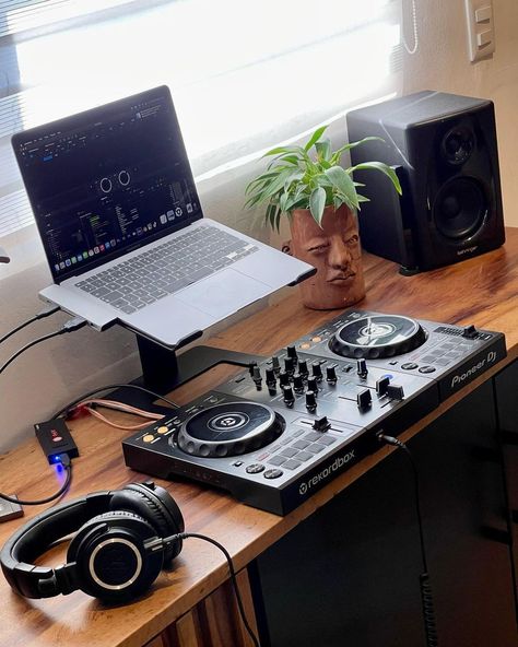 Dj Desk Setup, Small Dj Setup, Bedroom Studio Music, Home Dj Setup, Home Recording Studio Setup, California Room, Recording Studio Setup, Dj Room, Home Music Rooms