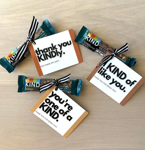 Sometimes you need a JUST BECAUSE gift to brighten someone's day, a THANK YOU GIFT or an anonymous random act of kindness.  Here is an inexpensive, yet super thoughtful and fun solution!  Just keep a supply on hand for when those moments arise! These also make GREAT party favors at a luncheon, business meeting.  It's simple and classic, yet super clever!  You will receive 2 pages of tags, in 2 different sizes with your purchase :) See the rest of my shop for many other versions of this KIND bar tag.  And if you need a custom order, I'm happy to customize for  $10 set-up fee. I'll email you the files once payment is confirmed! Just print these on glossy card stock.  Trim and punch a hole.  I like to use a black and white twine or striped grosgrain ribbon to attach. Morale Pal Gift Ideas, Staff Thank You Gifts, Employee Appreciation Centerpieces, End Of Year Office Staff Gifts, November Appreciation Ideas, Bulk Thank You Gift Ideas, New Staff Welcome Gift, Sales Leave Behind Ideas, Fall Staff Appreciation Gifts