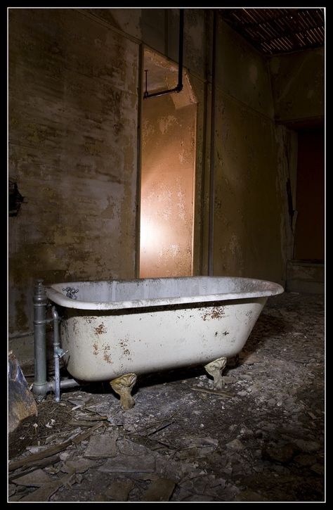 Old Bath Tub Ideas, Bathtub Aesthetic Dark, Abandoned Bathtub, Victorian Bathtub, Bathtub Vintage, 90s Bathroom, Bathtub Aesthetic, Bathtub Photography, 1940 Style