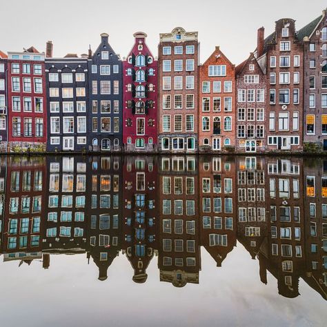 Houses In Amsterdam, Eindhoven Airport, Amsterdam Architecture, Row Of Houses, Amsterdam Houses, Dutch House, Canal House, Jeff Koons, Van Gogh Museum