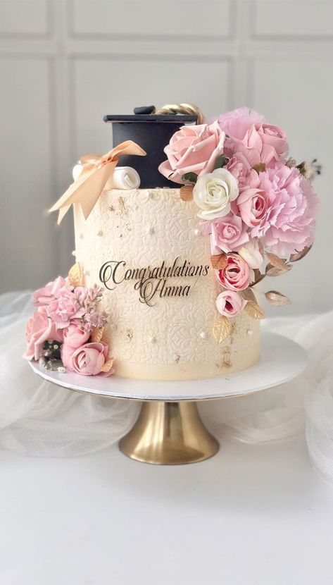 Rose Gold Graduation Cake, Graduation Cake Ideas College, Elegant Graduation Cakes, Girl Graduation Cake, Pink Grad Cake, Cute Cake Ideas, Ideas To Do With Friends, Simple Graduation Cakes, Graduation Sheet Cakes