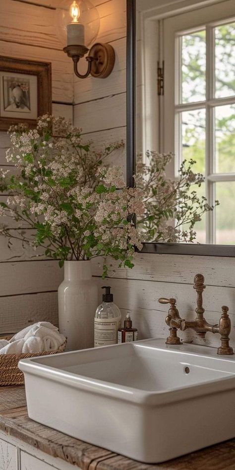 Romantic Small Bathroom, French Country Cottage Bathroom, Cottage Core Bathroom, Minimal Bathroom Design, Country Living Decor, Cottage Farmhouse Decor, Dream Bedroom Inspiration, Cottagecore Home, Green Kitchen Cabinets