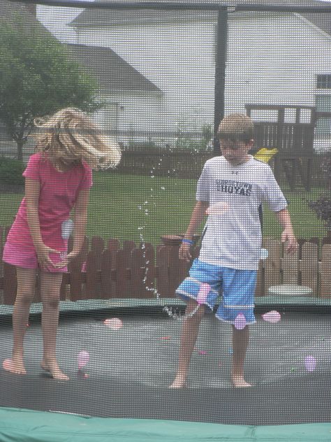 fun way to cool off water balloons on the trampoline Pool Stuff, Children Activities, Water Balloons, Fun Activities For Kids, Too Cool For School, Outdoor Kids, Outdoor Fun, School Activities, Kid Stuff