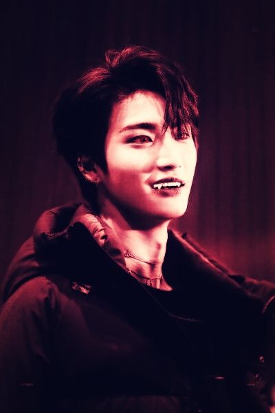 Seonghwa vampire edit Ateez Seonghwa Vampire, Yeosang Vampire, Vampire Men Aesthetic, Seonghwa Demon, Seonghwa Vampire, Seonghwa Halloween, Ateez Vampire, Ateez Halloween Wallpaper, Ateez Halloween