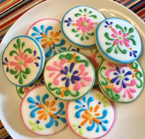 Mexican Fiesta floral pattern Quinseñeras Ideas Mexican, Mexican Fiesta Cookies, Mexican Sugar Cookies Decorated, Mexican Cakepops, Mexican Fiesta Desserts, Mexican Decorated Cookies, Mexican Themed Cookies, Mexican Cookies Decorated, Mexican Theme Cupcakes