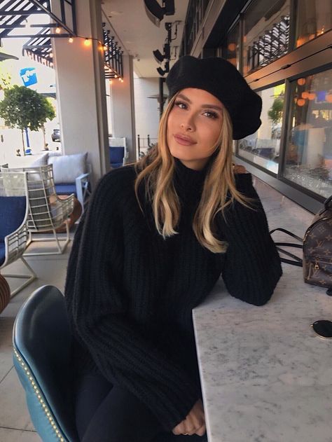 Paris Hat Outfit, Black Beret Outfit, Beret Hat Outfit, Winter Parisian Style, Beret Outfit, Foto Poses, Beret Hat, Berets, Looks Chic