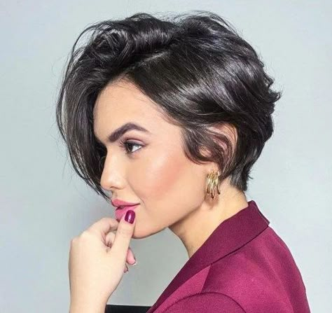 Long Bixie Haircut with Deep Side Part Graduated Layers, Pixie Cut Round Face, Longer Pixie Haircut, Spring Hair Color, Short Hair Trends, Round Face Haircuts, Edgy Hair, Short Hair Color, Short Hair Haircuts