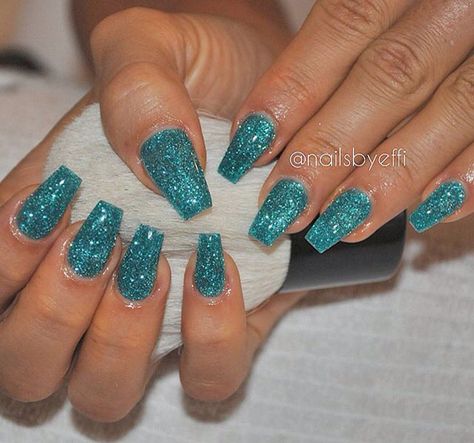 Glitter turquoise nails Teal Nail Designs, Cute Nail Polish, Teal Nails, Turquoise Nails, Glitter Manicure, Turquoise Glitter, Puff And Pass, Gorgeous Nails, Blue Nails