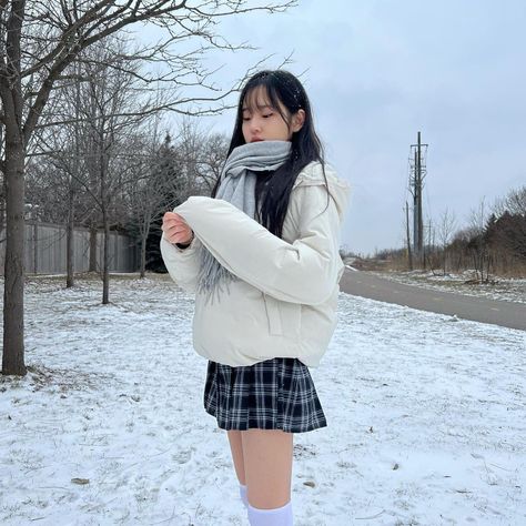 White Puffer Jacket Outfit Korean, White Puffer Jacket Outfit, Snow Clothes, Puffer Outfit, Japan Outfits, White Puffer Jacket, Puffer Jacket Outfit, Oki Doki, White Puffer