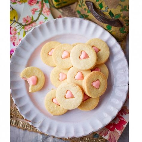 Marshmallow melts have a delicious vanilla biscuit with melted marshmallow in the buttercream, which firms to a glossy, decadent filling. Marshmallow Biscuits, Marie Biscuit, Vanilla Biscuits, Yummy Biscuits, Dipped Cookies, Biscuit Cookies, Home Baking, Milk Recipes, Easy Baking Recipes