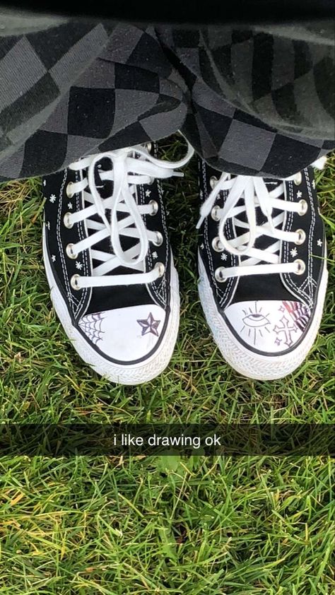 Doodle On Converse, Converse Shoes Writing, Drawings In Converse, Converse Shoes Ideas Diy, Converse Doodles Grunge, Stuff To Draw On Your Shoes, Converse With Writing On Them, Spiderweb Converse Drawing, Converse Shoe Designs Art