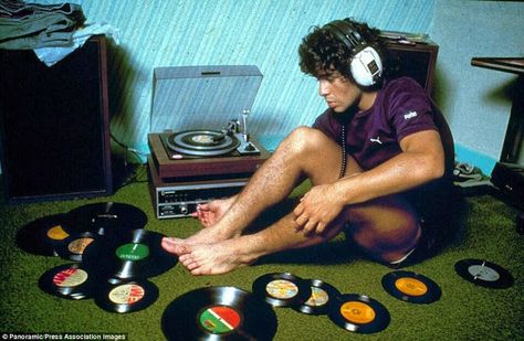 Diego Maradona listening to records, 1980 Maradona Football, Football Music, Mexico 86, Music Podcast, Perfect Pitch, Football Images, Lp Records, Record Players, Retro Football