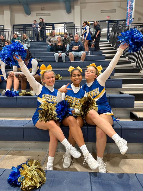 Basketball Cheer Pictures, Cheerleader Aesthetic, Basketball Cheerleading, Cheer Aesthetic, Basketball Cheer, Cheer Photos, Sideline Cheer, Cheer Photography, Cheer Pics