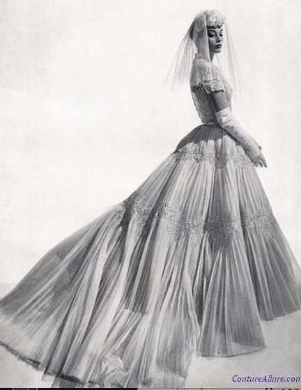 Nina Ricci wedding gown, 1954 - Vintage Brides Dress Fashion Photography, 1950s Wedding Dress, Vintage Brides, Vintage Wedding Photos, Wedding Gowns Vintage, Vintage Gowns, A Wedding Dress, Vintage Couture, Bridal Fashion Week