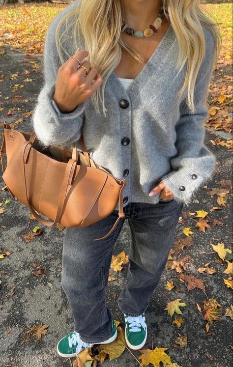 fall outfits, winter outfits, fashion inspo, back to school outfits, classy outfits, old money style, old money outfits, old money aesthetic, fall aesthetic, fall 2023 fashion trends, autumn outfits, capsule wardrobe, timeless fashion, basic, fashion outfits, fashion inspo outfits, fashion trends 2023, fashion killa, jeans outfit, black jeans outfit, basic outfits, basic outfits for school Outfits With Grey Cardigan, Serena And Blair, Grey Jeans Outfit, Scandinavian Outfit, Dark Grey Jeans, Look Legging, Style Parisienne, Skandinavian Fashion, Looks Party