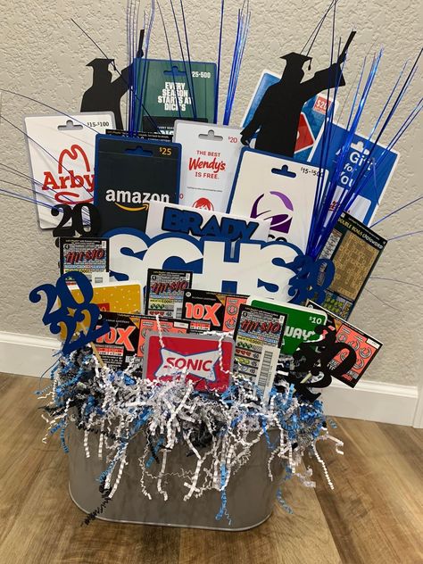 Cute Basket Ideas, Graduation Gift Basket Ideas, Graduation Basket, Raffle Gift Basket Ideas, College Gift Baskets, Creative Graduation Gifts, Gift Card Basket, Graduation Gift Basket, High School Grad Gifts