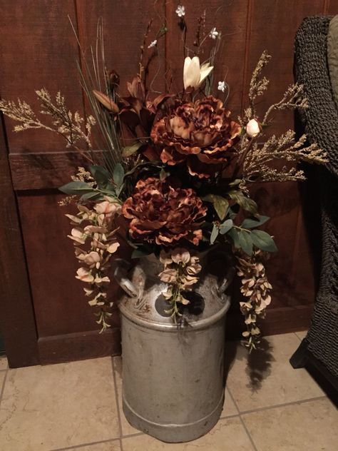 Old milk can floral arrangement.  Rustic decor. Small Milk Can Decor, Milk Can Floral Arrangements, Milk Can Decor Indoor, Milk Can Decor Outdoor, Old Milk Can Ideas, Milk Can Ideas Front Porches, Milk Can Ideas, Milk Can Decor, Can Ideas