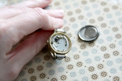 Upcycle Old Watches, Watch Upcycle, Old Watches Crafts Ideas, Watch Diy, Picture Locket, Old Watches, Unique Bracelets, Bracelet Crafts, Pocket Watch