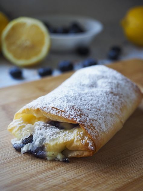 Lemon and Blueberry Bougatsa Parcels Fillo Pastry Recipe Filo Pastry — Antoniou Fillo Pastry Kunafa Dough Recipe, Bougatsa Recipe, Cheesecake Chimichangas, Filo Pastry Recipes, Phyllo Dough Recipes, Filo Pastry, Blueberry Sauce, Pastry Recipe, Blueberry Desserts