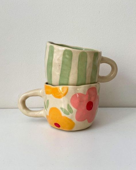 Diy Cup Decorating, Ceramic Pottery Design Ideas, Pottery Cups Ideas, Handmade Cups Ceramic Pottery, Ceramic Diy Ideas, Poterry Painting Aesthetic, Pottery Cup Ideas, Mug Ceramic Ideas, Aesthetic Pottery Ideas