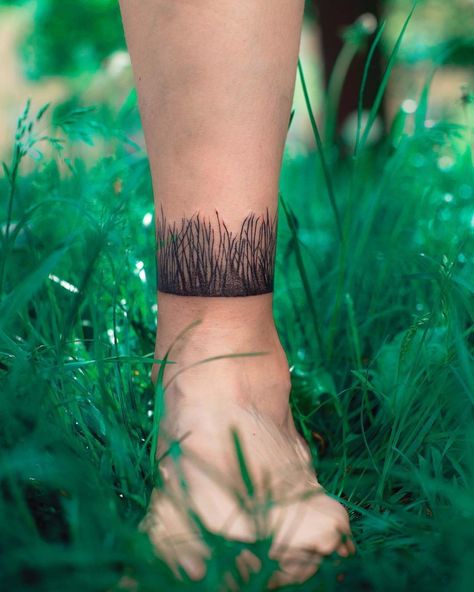 CafeMom.com : Grass Nature Tattoo : 50 Nature Tattoos That Capture Earth's Beauty -- Getting a tattoo of grass on its own may seem like a simple idea, but what makes this one really cool is the fact that it's in line with the real grass. The ankle placement cleverly makes it feel like jewelry or a cuff. Grass Tattoo, Wilderness Tattoo, Roots Tattoo, Adventure Tattoo, Sunflower Tattoo Sleeve, Cuff Tattoo, Mother Nature Tattoos, Simple Tattoos For Women, Organic Tattoo