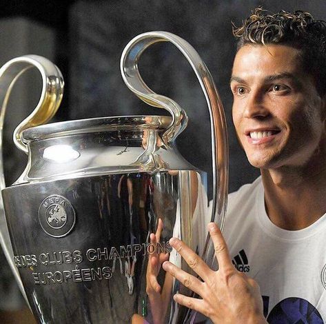 Ronaldo Champions League, World Best Football Player, Cr7 Portugal, Champions League Trophy, Ronaldo Photos, Ronaldo Quotes, Isco Alarcon, Cristiano Ronaldo Juventus, Cristiano Ronaldo Junior