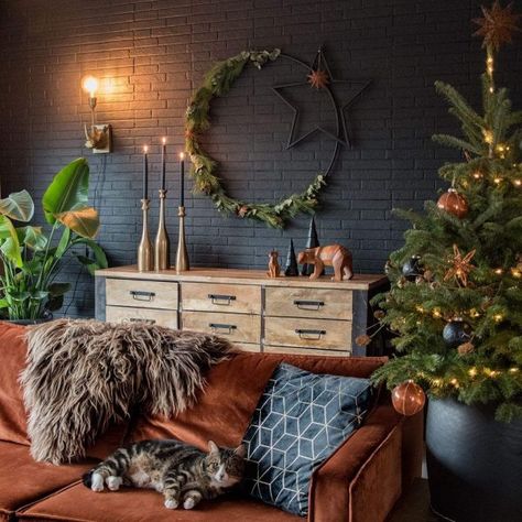 Top Scandinavian style Christmas Decor Inspo from instagram Christmas Scandinavian Style, Nordic Christmas Decorations, Farmhouse Cafe, Scandinavian Holidays, Interior Design Instagram, Scandinavian Christmas Decorations, Bohemian Christmas, Deco Studio, Christmas Interiors