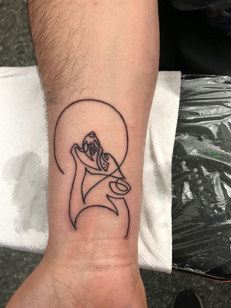 Men Outline Tattoo, Wolf Outline Tattoo, Tattoo Ideas Outline, Black Outline Tattoo, Rock N Roll Tattoo, Inside Bicep Tattoo, Small Wolf Tattoo, Hope Tattoo, Tattoo Design For Hand