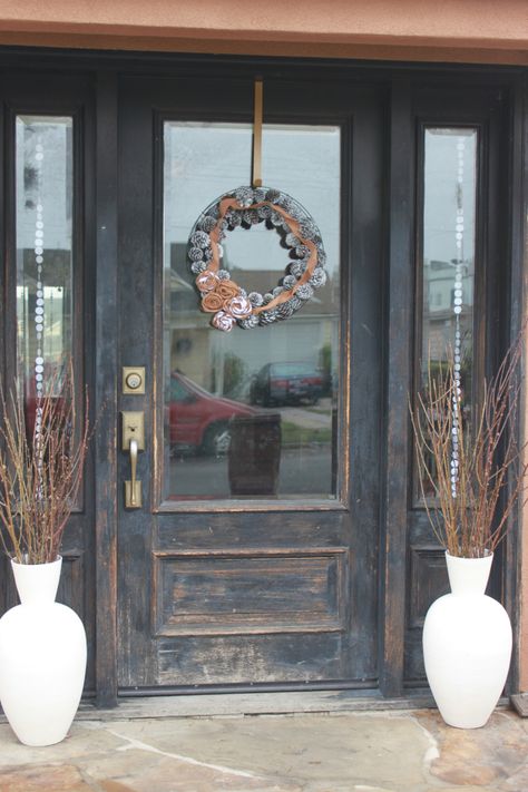 Rustic Winter Front Door Porch Appeal, White Wicker Furniture, Rustic Outdoor Decor, Rustic Front Door, Best Front Doors, Salvaged Furniture, Farmhouse Front Door, Black Front Doors, Exterior Front Doors