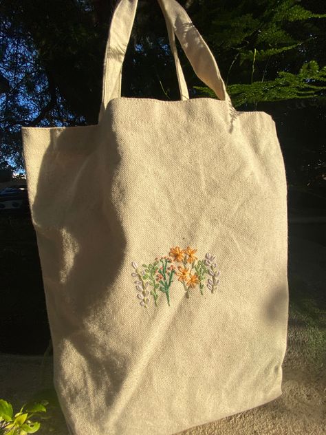 Embroider Tote Bags, Embroidered Tote Bag Ideas, Cross Stitch Tote Bag, Tote Bag Embroidery Ideas, Random Hobbies, Hand Embroidered Tote Bag, Tote Bag Inspo, Embroider Ideas, Bag Embroidery