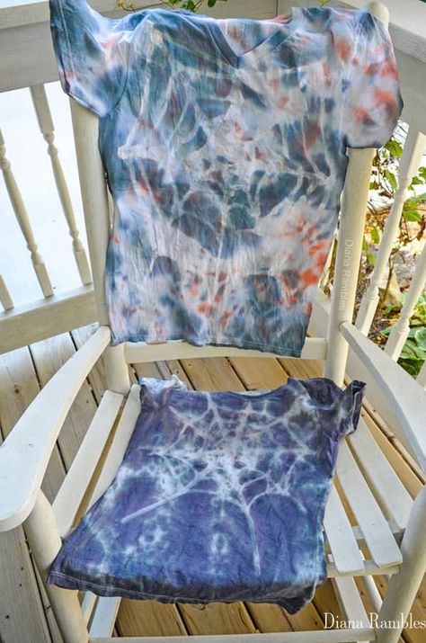 Diy Spider Web, Reverse Tye Dye, Diy Spider, Bleach Shirt Diy, Tie Dye Shirts Patterns, Tye Dye Patterns, Diy Tie Dye Techniques, Diy Tie Dye Shirts, Tie Dye Party