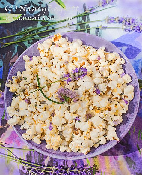 Lavender and Chive Herbed Popcorn–Best Ever Recipe Lavender Food Recipes, Lavender Popcorn, Lavendar Recipe, Lavender Food, Lavender Dessert, Lavender Salt, Flower Recipes, Lavender Recipes, Culinary Lavender