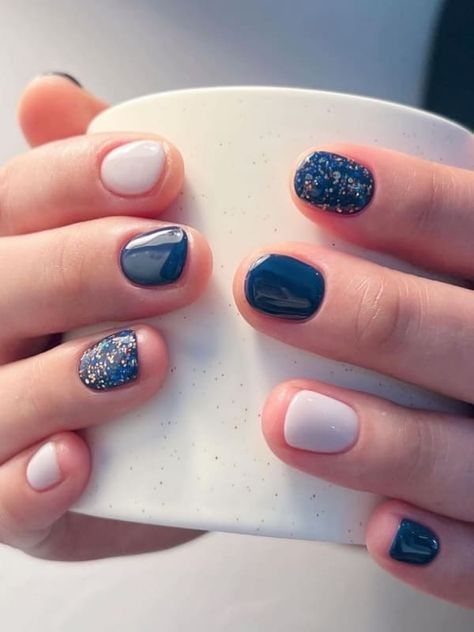 September nail designs: dark blue and white with glitter Manicure With Gel Polish, Navy Nails Fall, Revel Dip Nail Ideas, Fun Fall Nails Short, Fall Blue Nails Art Designs, Dip Powder Nails Round, September Nails Designs Short, Dark Blue Gel Nails Ideas, Fall Blue Nail Designs